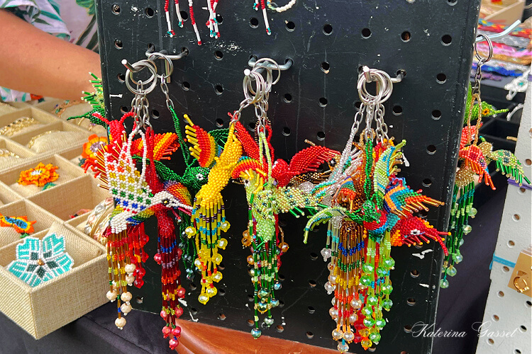 Photo showing Latin American hand-made crafts and accessories